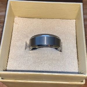 NWT*Men’s brushed Tungsten Carbide wedding ring.